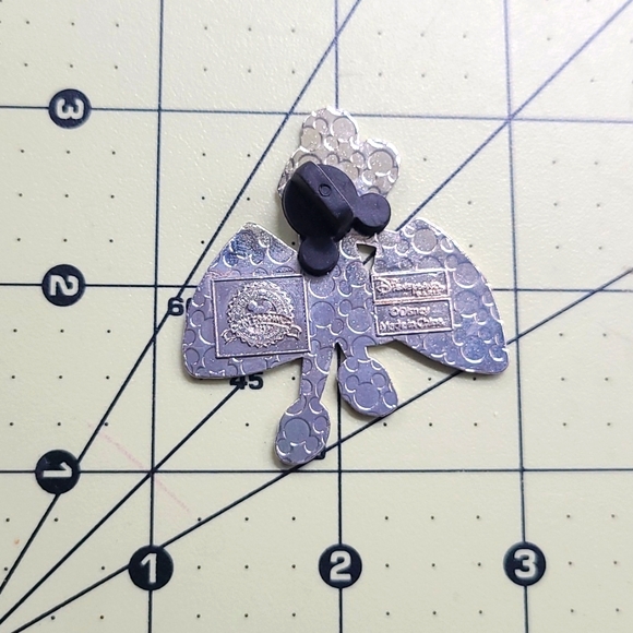 MINNIE MOUSE red Bow 🎀 Pin Disney Paris Brooch Black White Red Lapel Tie Tack - Picture 6 of 11